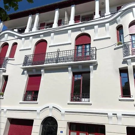 Exceptionnel 3 Pieces Art Deco En Dernier Etage Avec Garage Prive Centre * بياريتز